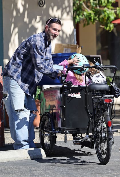 El cantante de Maroon 5 disfrutó de una tarde con sus hijas