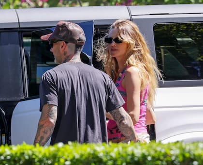 El cantante de Maroon 5 ha sido acusado de engañar a su esposa, lo que describió como "cruzar la línea" e "inapropiado e ingenuo”