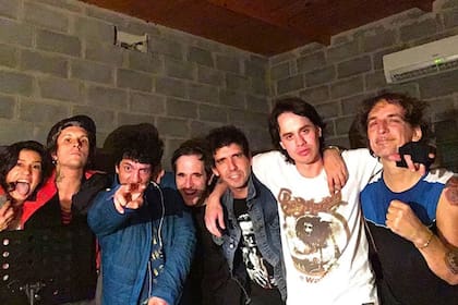 En la foto, el cantante de Viejas Locas, el protagonista de uno de los originales nombres