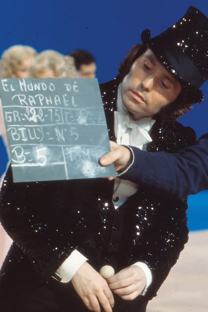 El cantante durante el programa de televisión "La hora de Raphael", en 1975.
