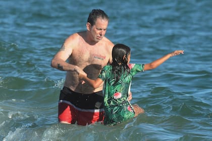 El
cantante en el mar
junto a la menor
de las hijas de su
flamante mujer. Sobre el pecho de Andrés se adivina uno de sus tatuajes, Together Through Life, en honor al disco de Bob Dylan que llevaba ese título.