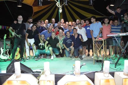 El cantante en una de las reuniones de la Fundación Eira; "Este es mi mayor compromiso social y político", afirma