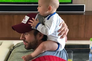 Enrique Iglesias y Anna Kournikova disfrutan del Mundial con sus mellizos