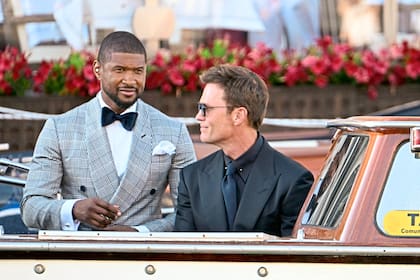 El cantante estadounidense Usher Raymond IV (izq.) y el jugador de fútbol americano Tom Brady