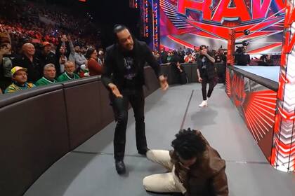 El cantante fue golpeado en vivo (Captura video)