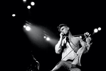 El cantante inglés Morrissey, del grupo The Smiths, Red Wedge Tour, Newcastle City Hall, Newcastle, 31/01/1986. Durante la segunda mitad de la década de 1980, el colectivo Red Wedge organizó una serie de giras de música y comedia por todo el Reino Unido en un intento de movilizar a los jóvenes seguidores en oposición al entonces gobernante Partido Conservador de la primera ministra Margaret Thatcher. (Foto de Steve Rapport/Getty Images) (Photo by Steve Rapport/Getty Images)
