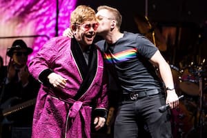 Besos y abrazos entre Elton y el actor de Rocketman, tras cantar un tema juntos