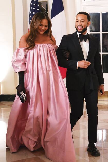 El cantante John Legend y su mujer Chrissy Teigen, que llevó un vestido de Rachel Gilbert. La modelo está nuevamente embarazada,
a dos años de haber perdido un bebé.
