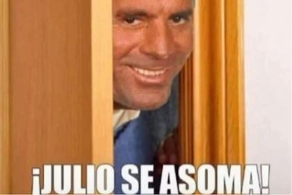 El cantante Julio Iglesias se convirtió en la cara de decenas de memes tras la llegada del séptimo mes del año