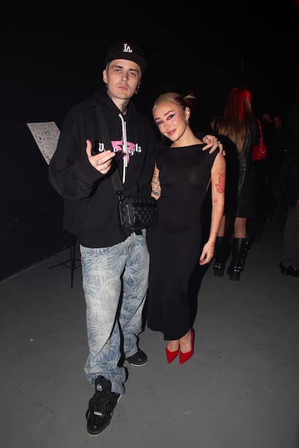 El cantante Lit Killah acompañó a su novia Tuli Acosta.