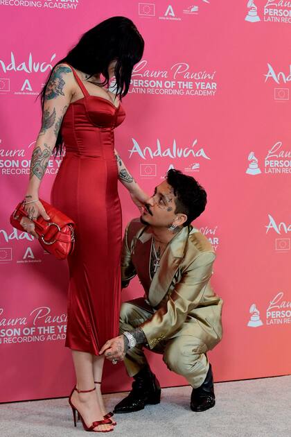 El cantante mexicano Christian Nodal posa con Cazzu, la artista argentina que además de su pareja es la madre de su hija