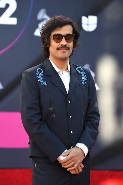 El cantante mexicano David Aguilar posó con una chaqueta azul con bordados y lentes oscuros