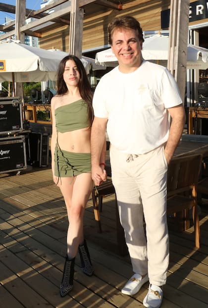 El cantante mexicano y su flamante pareja posaron sonrientes para las cámaras