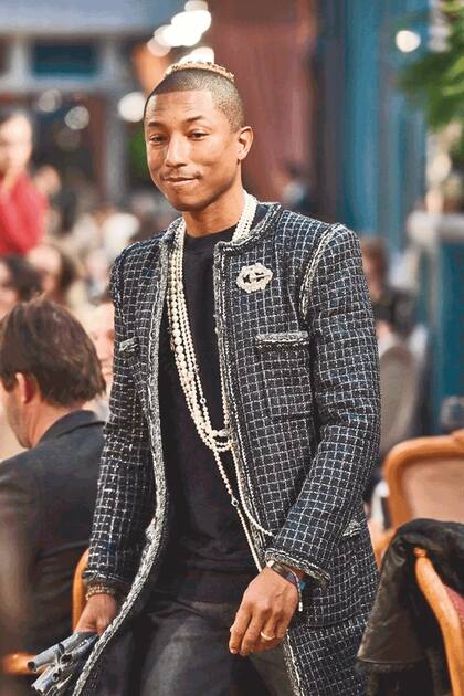 El cantante norteamericano Pharrell Williams utilizó collares de perlas durante un evento de Chanel en 2016