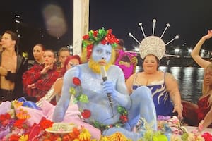 El cantante Philippe Katerine en otro momento que generó revuelo, con la presencia de drag queens en un cuadro artístico que hacía pensar en la Última Cena de Jesucristo con sus apóstoles