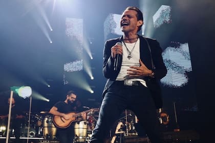 El cantante se encontraba en Estados Unidos brindando su show “Pa’llá voy tour”, cuando sorprendió a todos por su gesto arriba del escenario