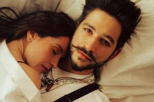 El cantante subió una romántica fotografía de ellos dos entre las sábanas