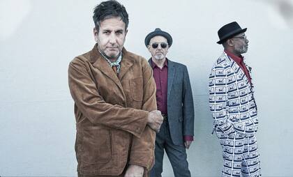 Terry Hall al frente, con el bajista, Horace Pante, y el guitarrista Lynval Golding