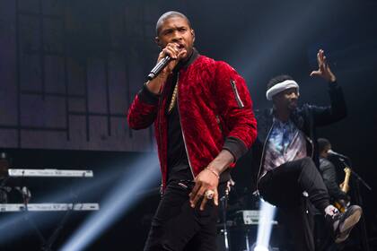 El cantante Usher, la próxima estrella del medio tiempo del Super Bowl, durante un concierto en la arena Barclays Center en Nueva York, el 27 de octubre de 2016