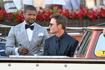 El cantante Usher y el
ex jugador de fútbol
americano Tom Brady
salen del Gritti Palace
Hotel.