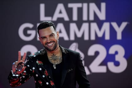 El cantante venelozano Luis Fernando Borjas llega a la flamante ceremonia de los Grammy Latinos