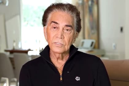 El músico de 82 años aseguró que pidió disculpas tres veces antes de ser expulsado del avión