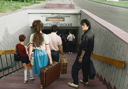 El cantante vivió las reformas que realizó Gorbachov en el régimen comunista, llamadas perestroika y glasnost. Imagen tomada en Moscú, en 1986
(Foto: X/@sovietvisuals)