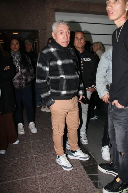 El cantante y compositor "El Viejo Márquez", uno de los amigos del conductor, también se acercó a despedir sus restos