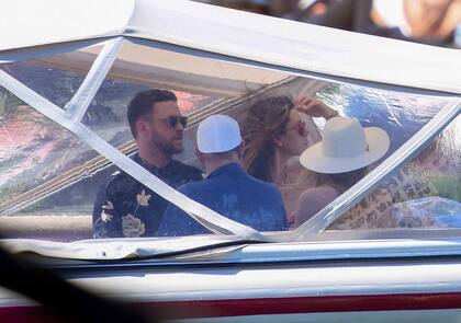 El cantante y compositor estadounidense Justin Timberlake y su esposa Jessica Biel almorzaron en el lujoso hotel Cala Di Volpe durante sus vacaciones en Portocervo, en Italia
