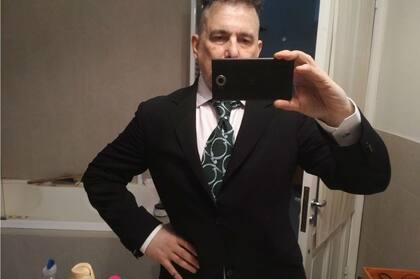 El cantante y compositor hizo una broma sobre las dimensiones de su baño en relación al baño del fiscal fallecido