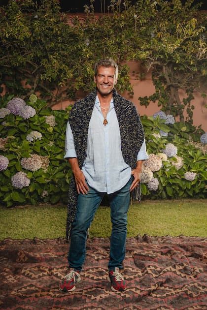 El cantante y conductor Patricio Giménez eligió para la fiesta de su hermana un look casual con jeans, zapatillas y poncho tejido.