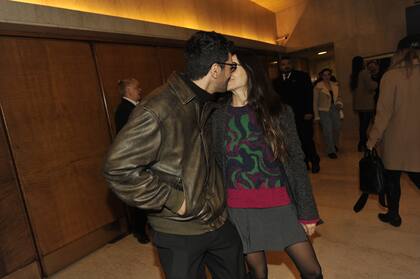 El cantante y la actriz le sumaron a los flashes un beso entre risas