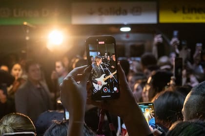 El cantautor colombiano sorprendió al público con un minirecital