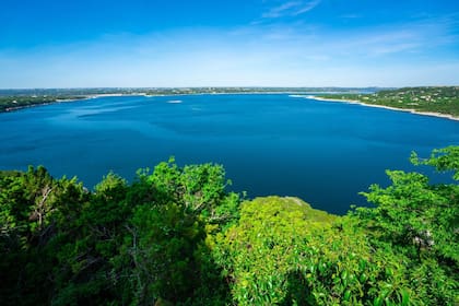 El Canyon Lake fue construido por el hombre para ayudar a la población aledaña
