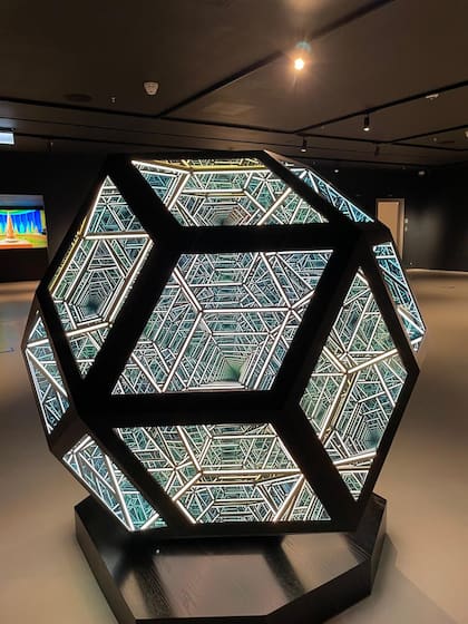 El caos y el orden, en una pieza que es también símbolo de los polímatas, exhibida en el Museo MOCO de Londres