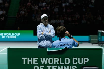 El capitán argentino de Copa Davis, Guillermo Coria, con Tomás Etcheverry