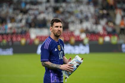 El capitán argentino Lionel Messi previo al amistoso contra Emiratos Arabaes Unidos en Abu Dabi, el miércoles 16 de noviembre de 2022. (AP Foto/Kamran Jebreili)