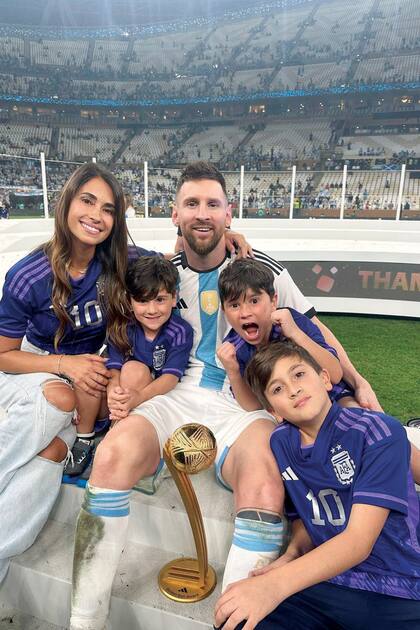El capitán con Anto y sus hijos, Ciro, Mateo (que grita de alegría), Thiago y el premio al Mejor Jugador del Mundial que recibió Messi.
