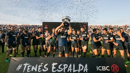 El capitán Creevy levanta la copa tras el triunfo ante Georgia