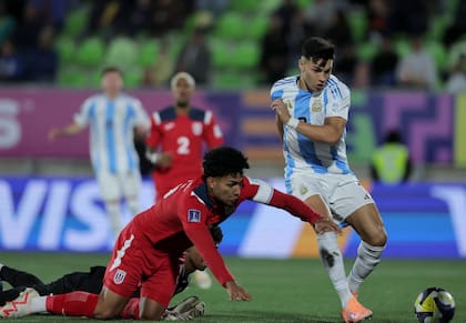 El capitán cubano Karel Pérez y el arquero Yurdy Hodelin, testigos de la definición con la que Alejo Sarco abrió el marcador; el atacante enseñó potencia y martilló sobre el arco rival