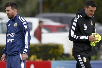 El capitán cumple 32 años; el técnico tiene 41; el 17 de agosto de 2005, en Budapest, cuando Messi debutó en la selección, Scaloni fue el lateral derecho titular de Pekerman en el 2-1 sobre Hungría; se conocen hace años y tienen un vínculo muy cercano.