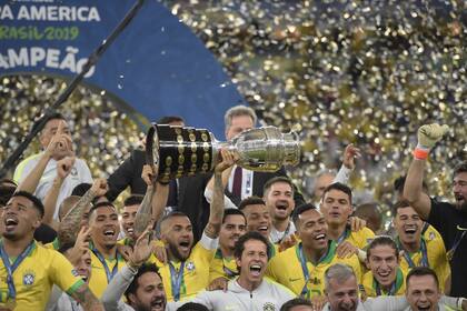 El capitán Dani Alves levanta la Copa América que obtuvo Brasil