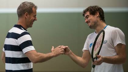 El capitán Daniel Orsanic saluda a Guido Pella durante la práctica del lunes