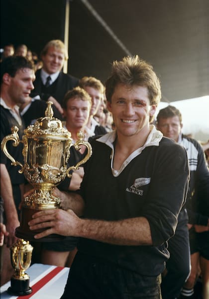 El capitán David Kirk con la Copa William Webb Ellis, en el Eden Park