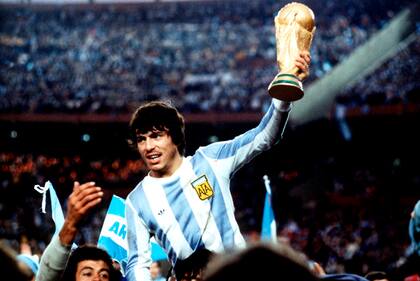 El capitán de Argentina, Daniel Passarella, muestra la Copa del Mundo a los fanáticos argentinos que celebran mientras acosan a los jugadores