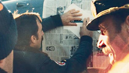 El capitán de corbeta Augusto Bedacarratz procede a pintar en el Super Etendard (3-A-202) la silueta del destructor Sheffield en la mañana del 5 de mayo de 1982 luego de ser confirmada su destrucción por medios británicos. (Historial EA32).