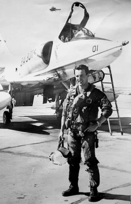 El capitán de corbeta Jorge Alberto Philippi junto al Skyhawk (3-A-301) que piloteó antes del conflicto acrecentando su experiencia como piloto de combate naval