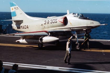 El capitán de corbeta Jorge Alberto Philippi junto al Skyhawk (3-A-305) poco antes de ser catapultado desde el portaaviones ARA 25 de Mayo. Se observa en su casco de piloto el águila pintada en su frente, en homenaje a los aviadores alemanes Von Richthofen y Hartmann de ambas contiendas mundiales