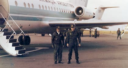 El Capitán de Corbeta Norberto Ulises Pereiro junto al Teniente de Navío Jorge Oliveira en las Islas Malvinas. Oliveira sobreviviría a un ataque del destructor clase 42 D-108 HMS Cardiff que la lanzo a su Fokker tres misiles de largo alcance Sea Dart. (EA52).