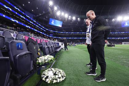 El capitán de Eintracht Frankfurt, Sebastian Rode, dejó un ramo de flores sobre el asiento que solía ocupar el fallecido Gian Piero Ventrone en el banco de Tottenham Hotspur.